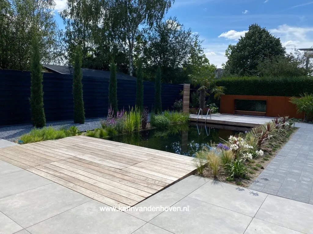 Natuurlijke zwemvijver met cortenstalen elementen