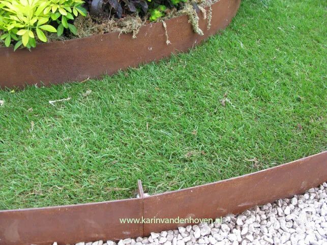 Gebogen cortenstalen rand detail