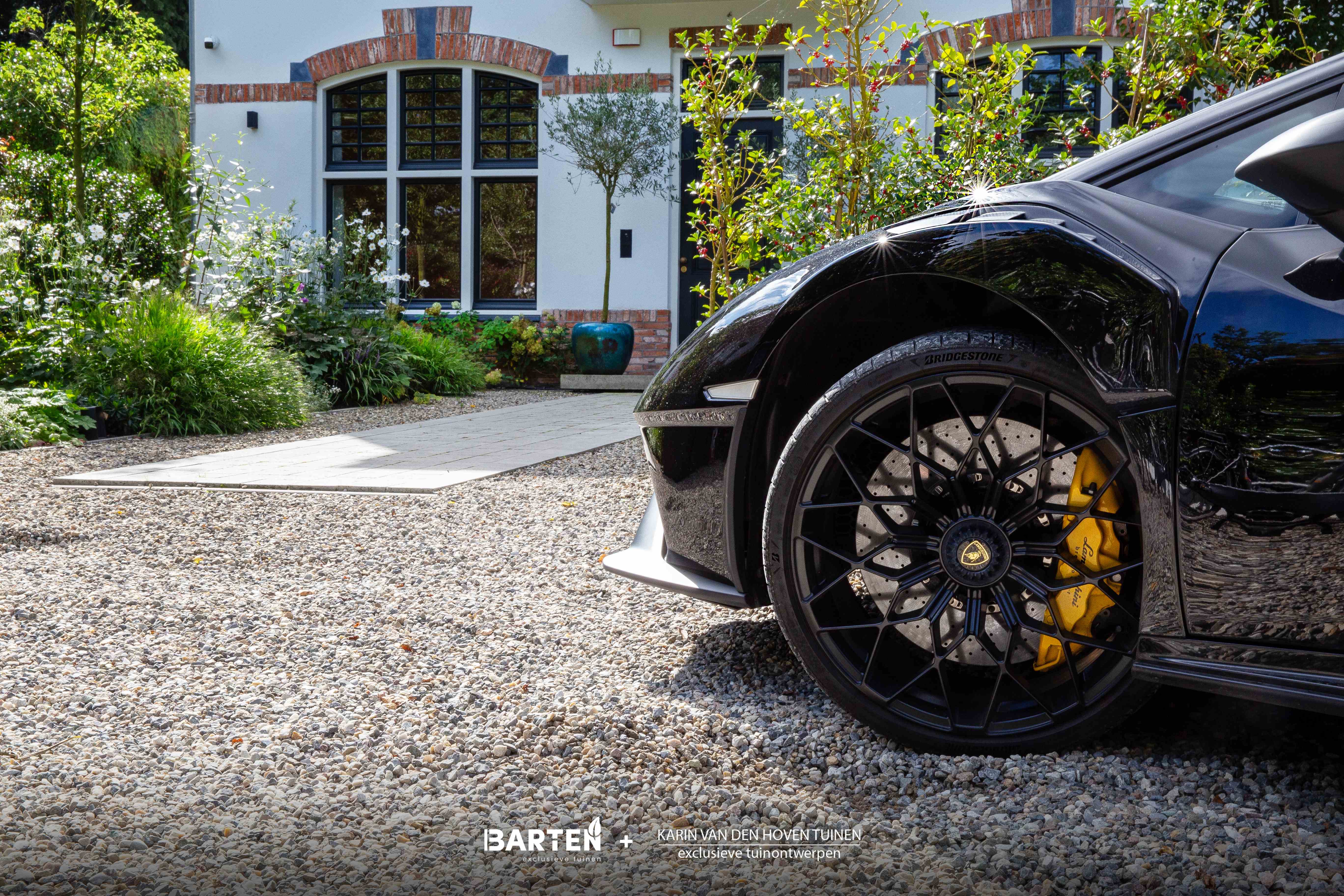 Grindoprit met luxe sportwagen en mediterrane entree met olijfboom