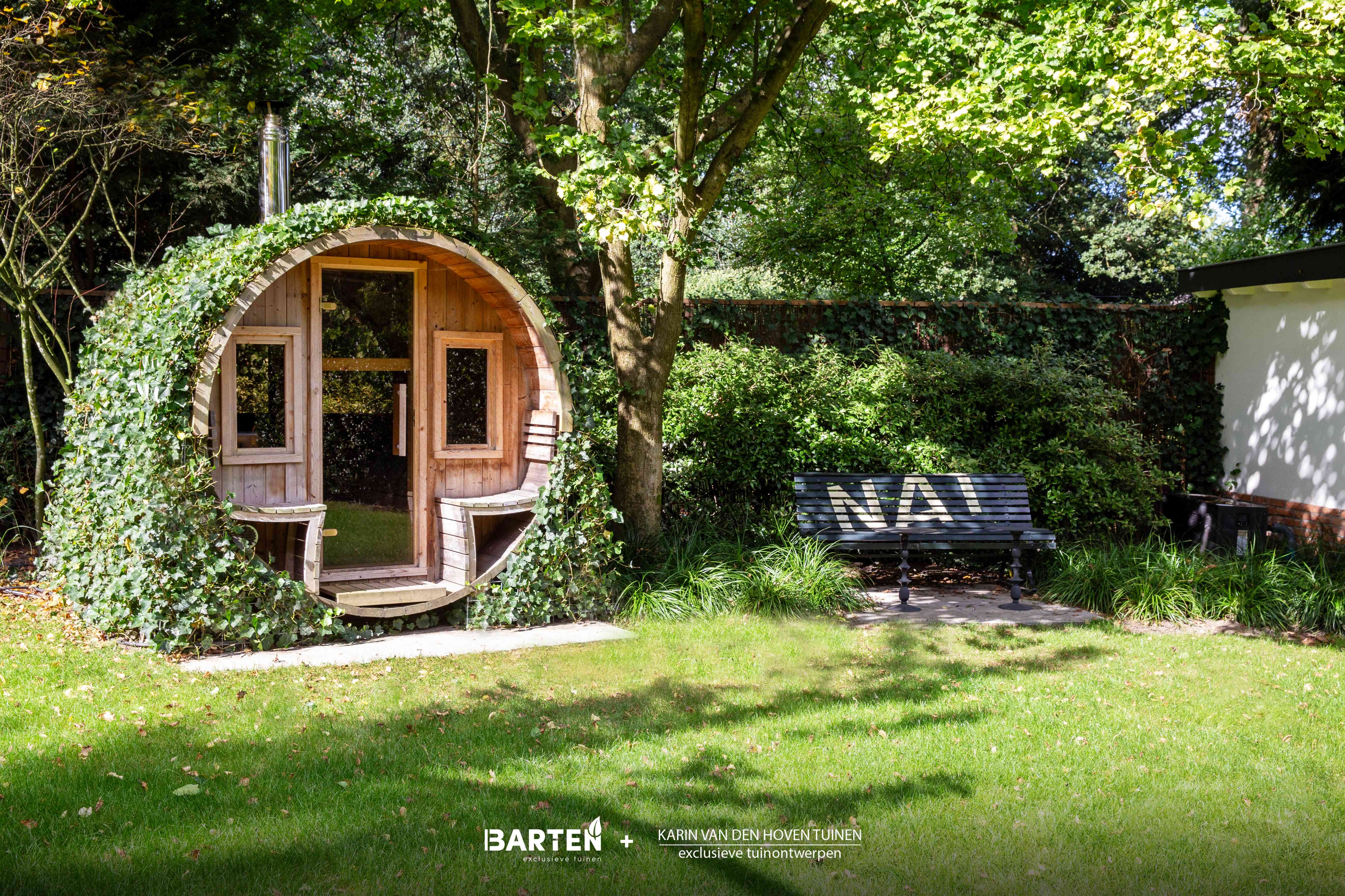 Barrel sauna met klimop in groene tuinomgeving