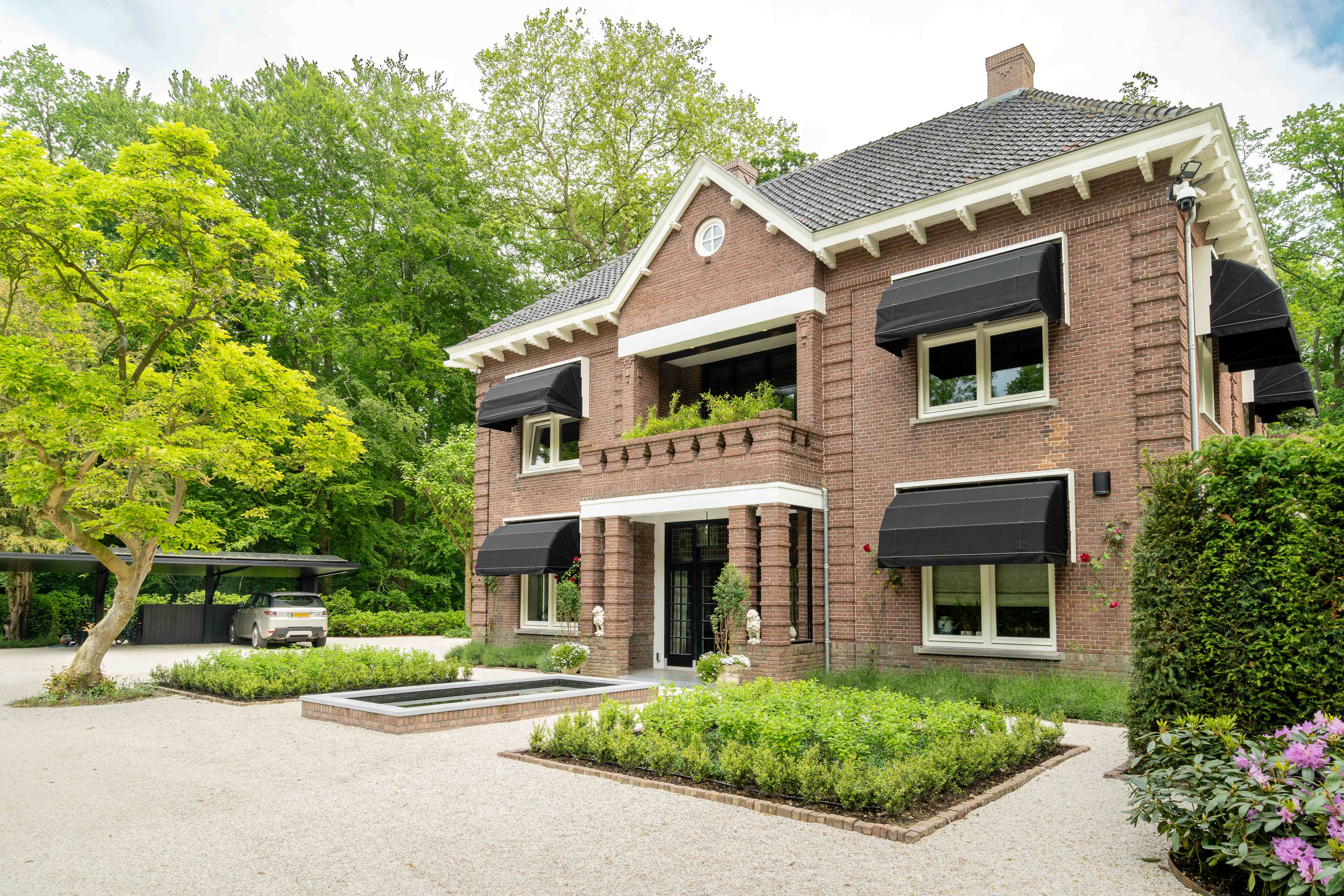 Moderne tuin in Breukelen met strakke lijnen en natuurlijke materialen